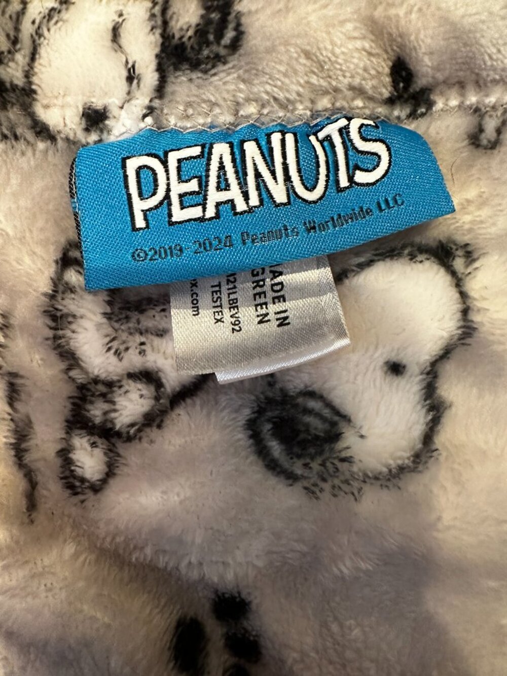 Peanuts Snoopy Throw Blanket - Picture 5 of 8